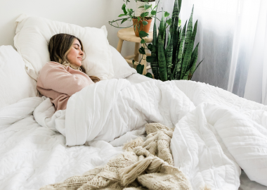 persona durmiendo en invierno