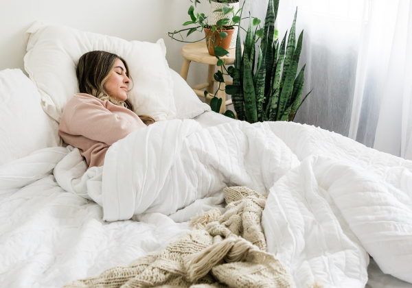 persona durmiendo en invierno